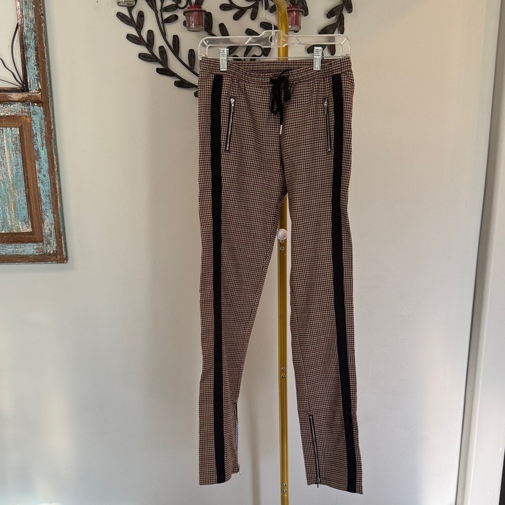 bebe Brown red Checkered pants with silver zipper Accents EUC 0